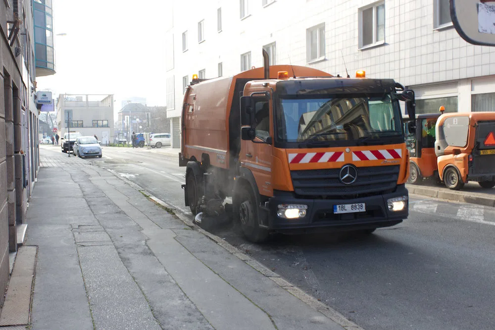 Na blokové čištění v Brně upozorňují řidiče značky i mobilní aplikace