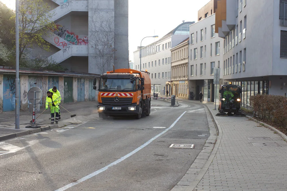 Na blokové čištění v Brně upozorňují řidiče značky i mobilní aplikace