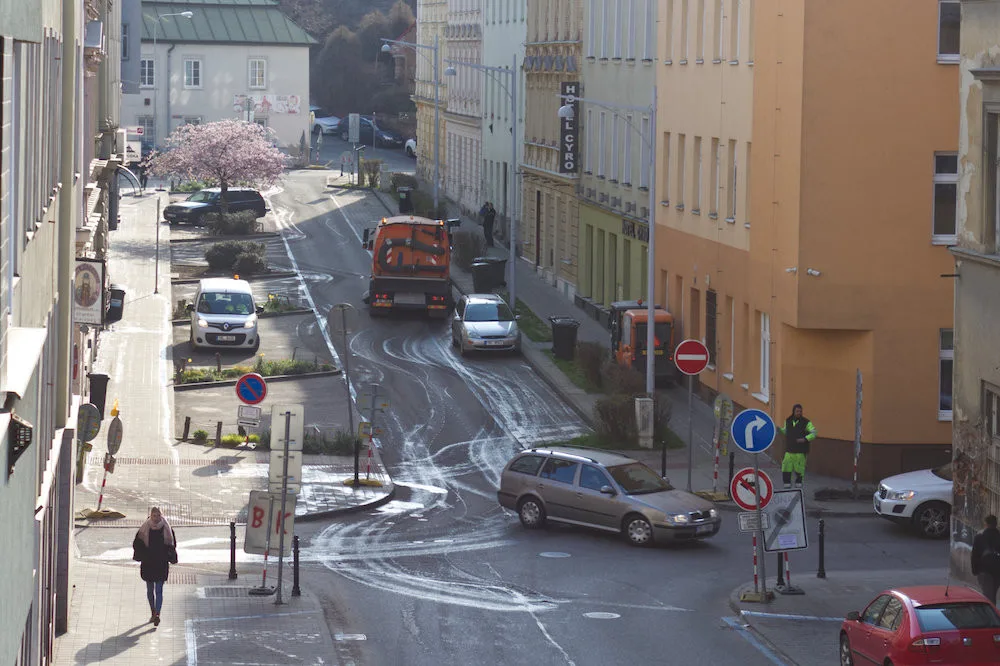 Na blokové čištění v Brně upozorňují řidiče značky i mobilní aplikace