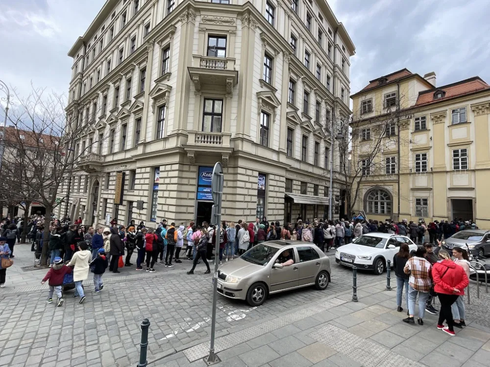 Stovky Ukrajinců stojí v Brně dlouhé fronty na potravinové balíčky