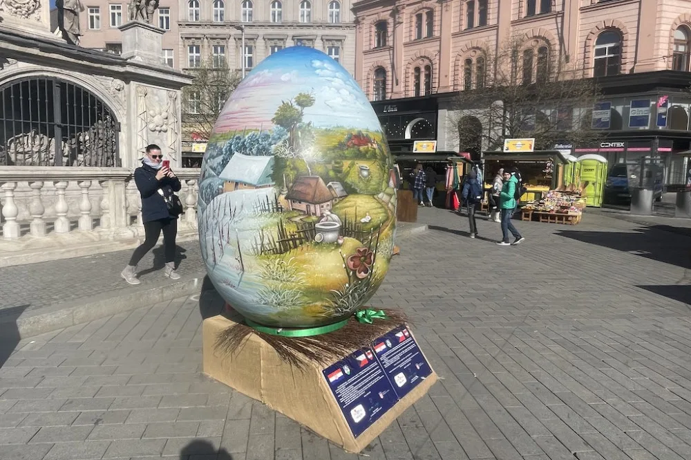 Na brněnském náměstí Svobody je obří malovaná kraslice z Chorvatska