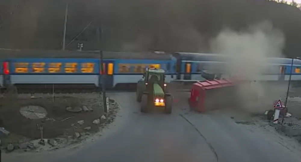 Řidič traktoru na jižní Moravě vjel na přejezdu pod vlak