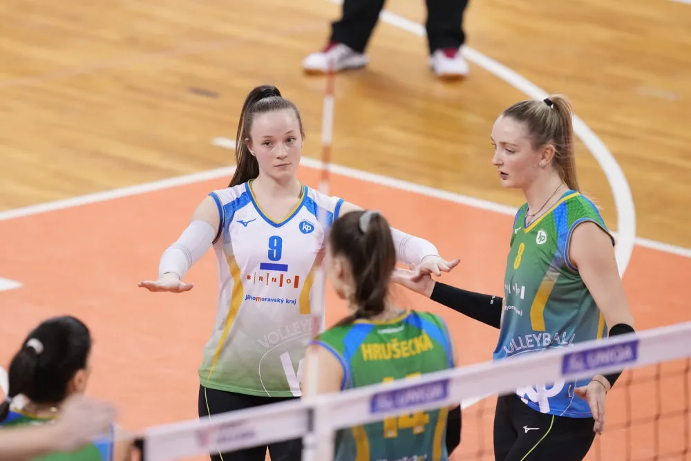 Hlavně klid. Kapitánka Digrinová (v bílém) při zápase s Olomoucí