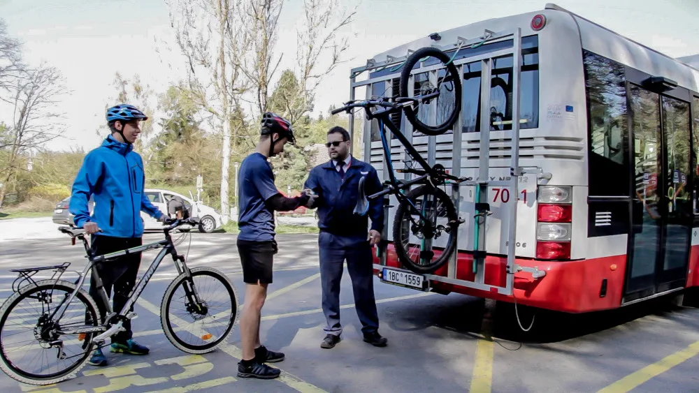 V Brně zvou do autobusů cyklisty. Na vozech jsou cyklonosiče  