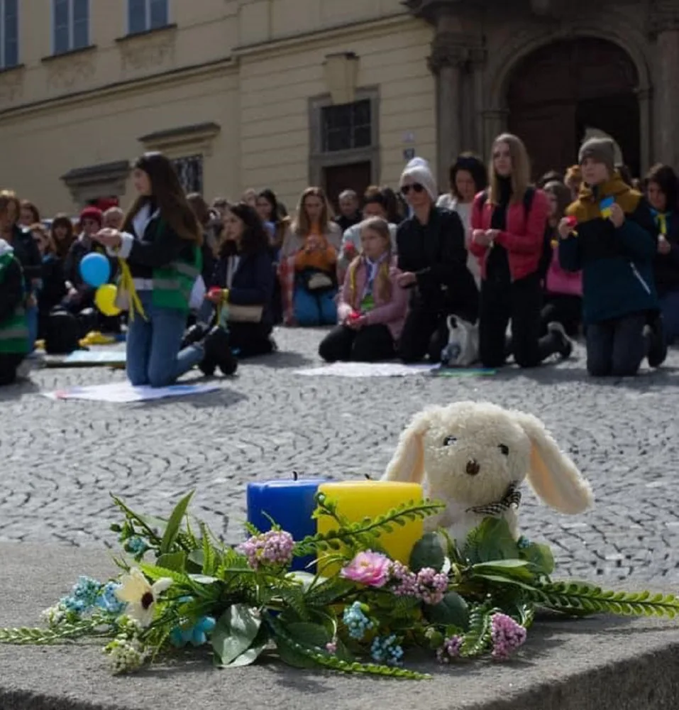 Na náměstí v Brně zpívali lidé písně opěvující hrdinství ukrajinského národa