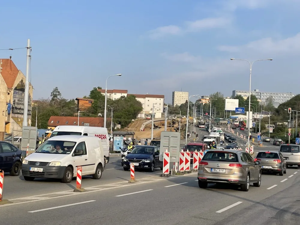 Dopravu v Brně paralyzovala omezení u Tomkova náměstí. Řidiči nabírají výrazná zpoždění
