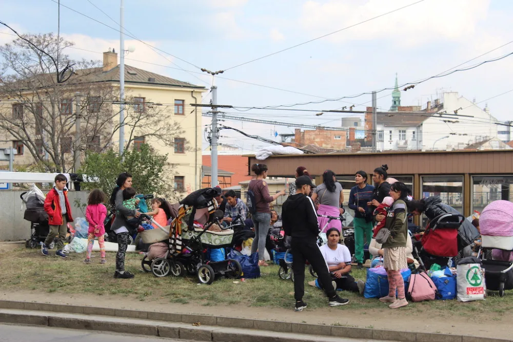 V centru Brna táboří desítky Romů z Ukrajiny. Nevíme co s nimi, zní od lidí i neziskovek
