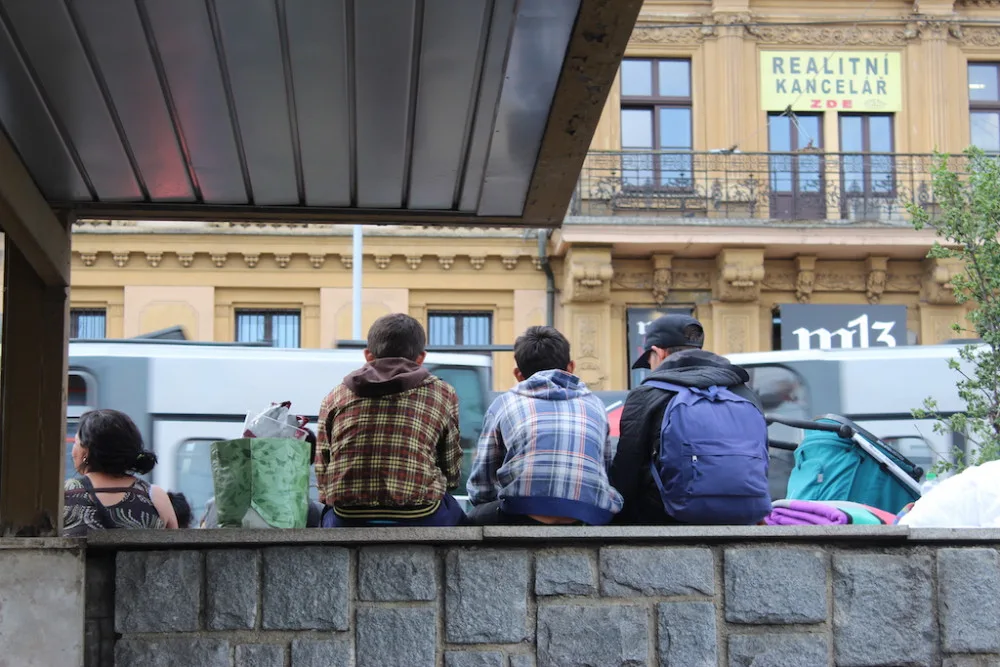 V centru Brna táboří desítky Romů z Ukrajiny. Nevíme co s nimi, zní od lidí i neziskovek