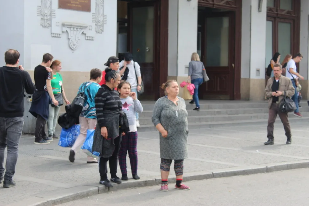 V centru Brna táboří desítky Romů z Ukrajiny. Nevíme co s nimi, zní od lidí i neziskovek
