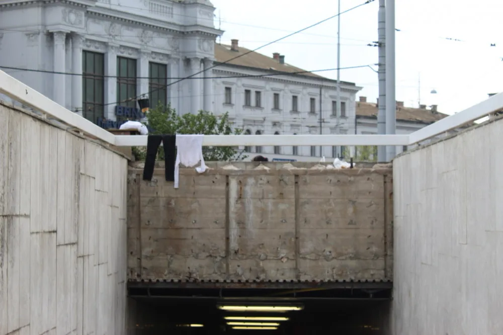 V centru Brna táboří desítky Romů z Ukrajiny. Nevíme co s nimi, zní od lidí i neziskovek