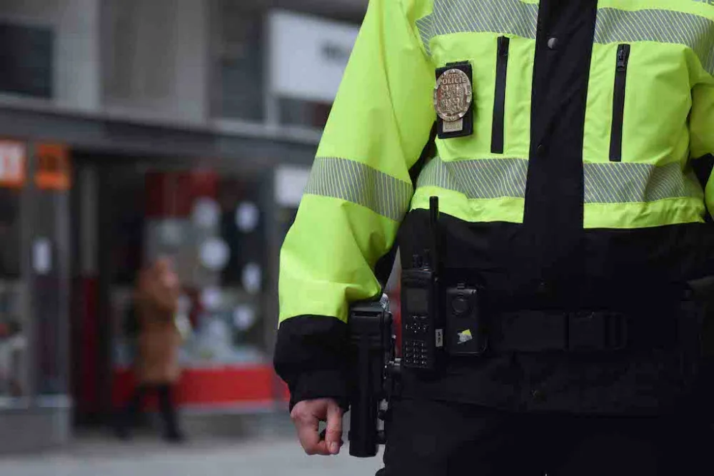 Muž v Brně daroval jídlo ženě. Za dobrý skutek ho její přítel okradl, zbil a ukázal psa