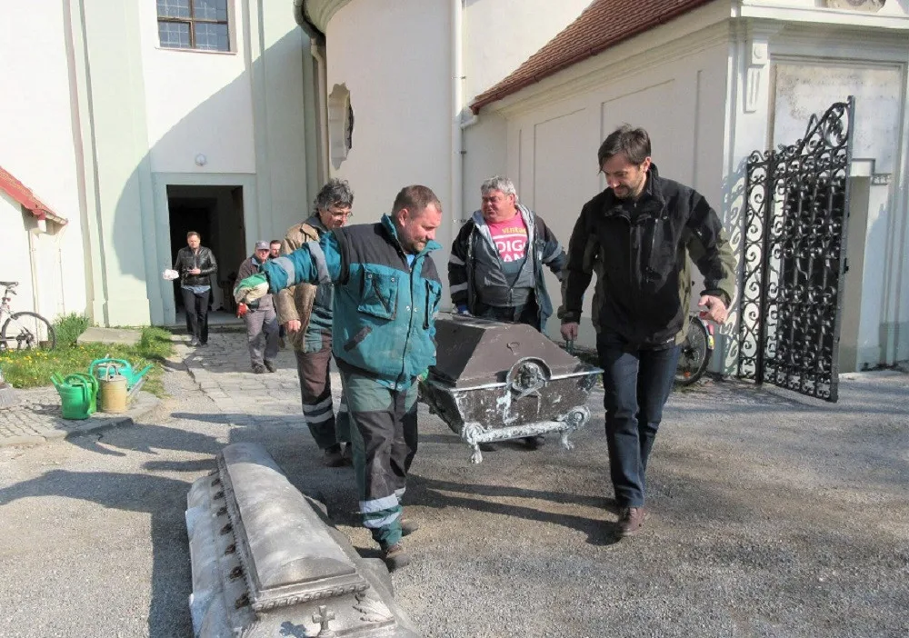 Slavkov opravil hrobku, kde jsou ostatky zámeckých pánů