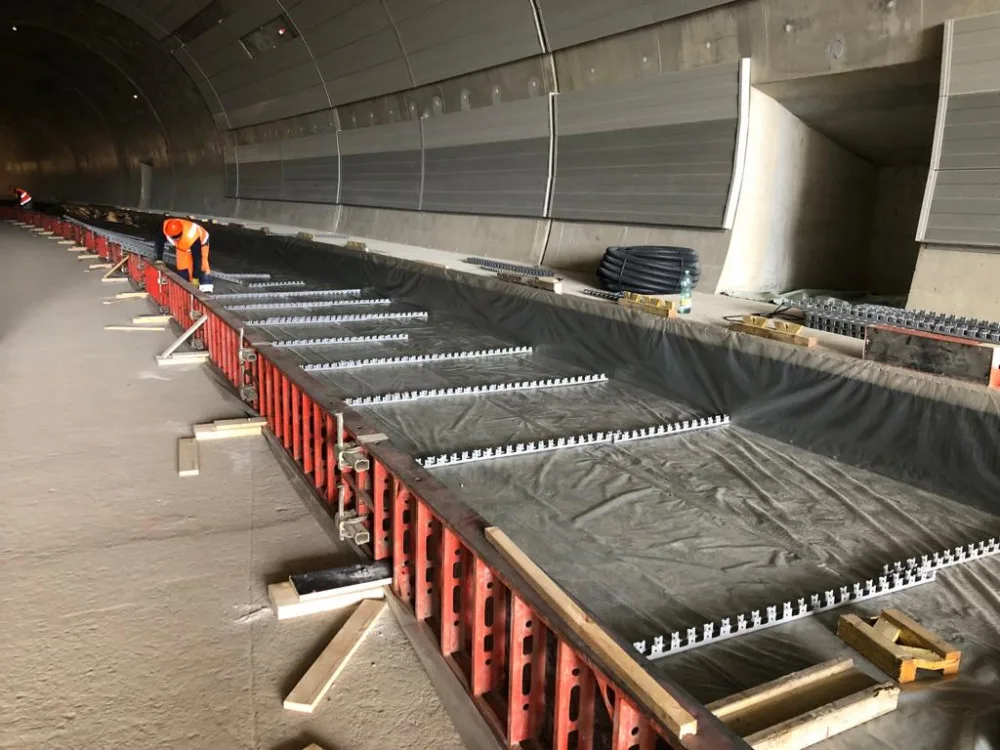 Brno kráčí k dopravnímu okruhu. Silničáři budují novou lávku a vybavují šalinový tunel