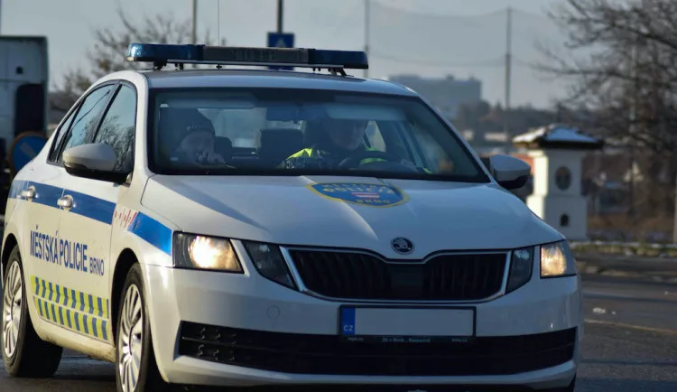 Ženě z Brna sjelo auto z kopce. Musela být to být technická závada, tvrdila