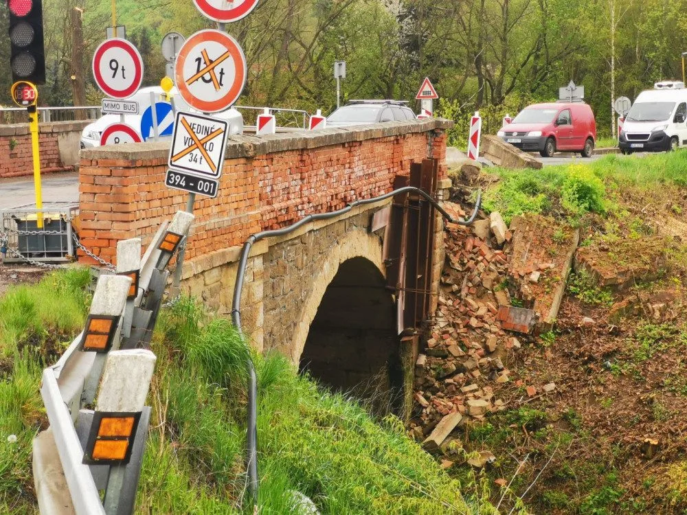 Silničáři narychlo zavřeli u Brna most. Rozpadá se, konstatovali