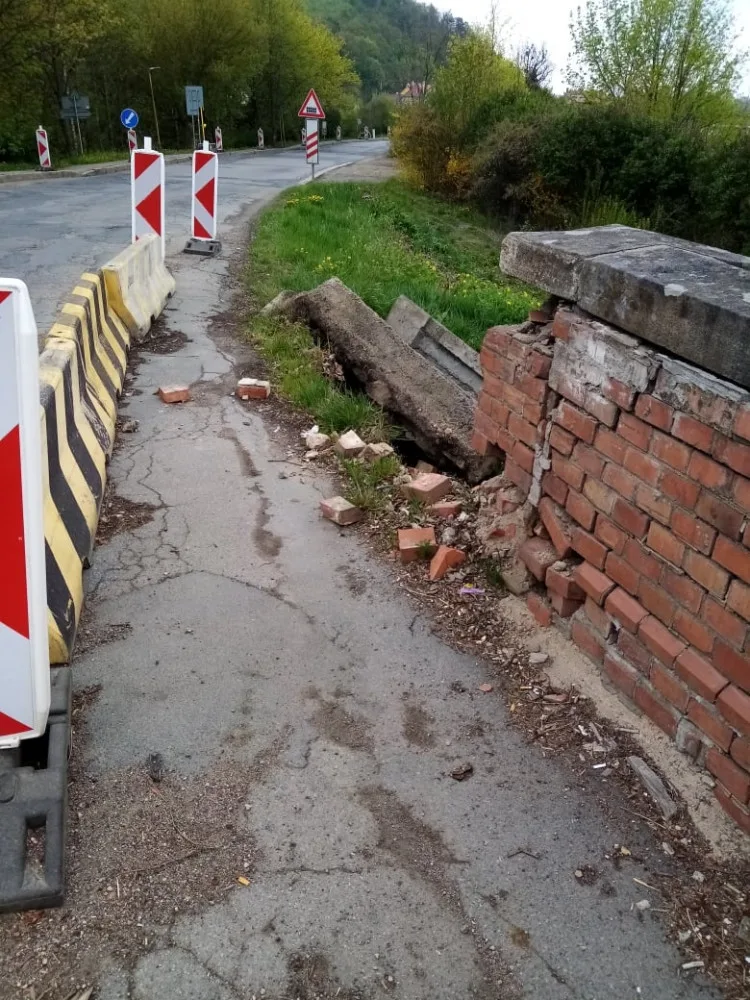 Silničáři narychlo zavřeli u Brna most. Rozpadá se, konstatovali