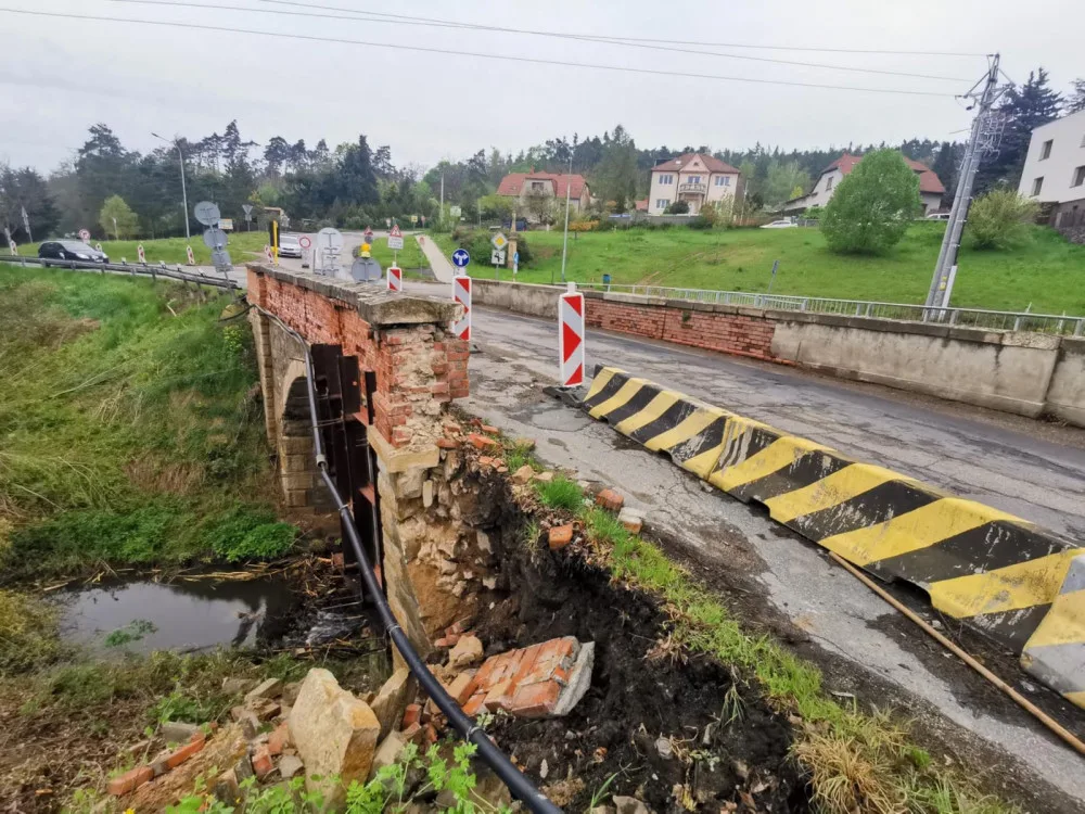 Silničáři narychlo zavřeli u Brna most. Rozpadá se, konstatovali