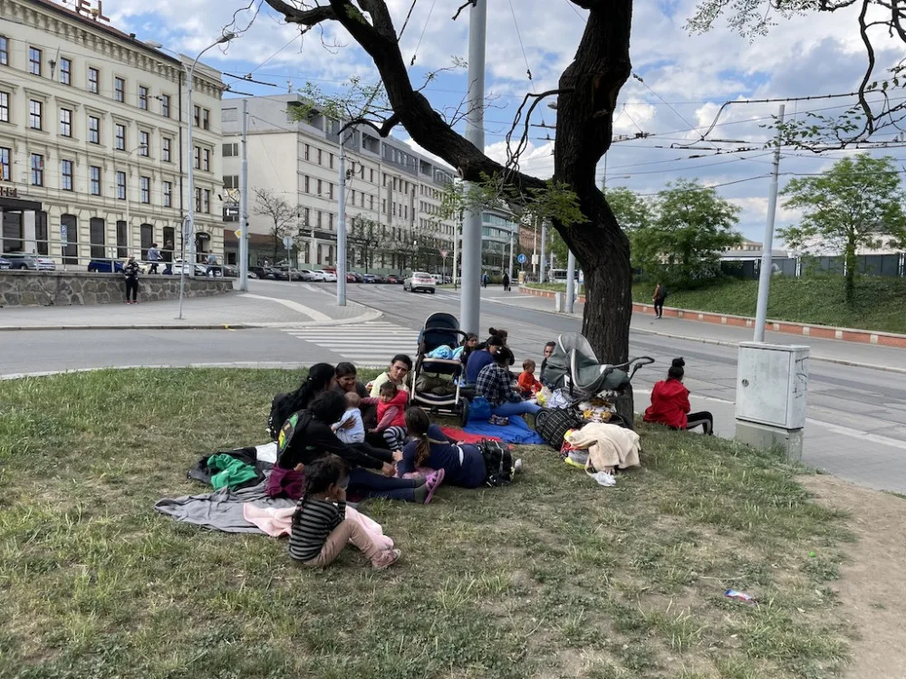Velký návrat. Skupina ukrajinských Romů opět táboří na nádraží v Brně