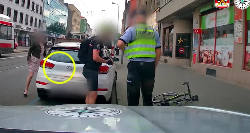 Frajeřil a kličkoval mezi auty. Jízdu brněnského cyklisty ukončil tvrdý náraz