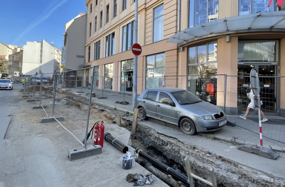 Dělníci uvěznili v centru Brna auto ze Slovenska. Nikdo neví, co s ním