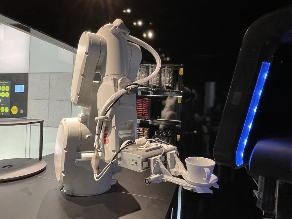 Brněnské kavárně vládne robot. Připraví italské cappuccino i malinovku