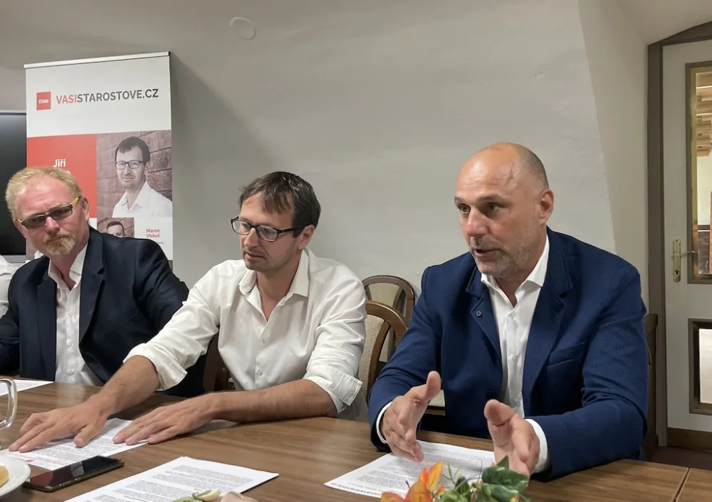 Klíčoví muži brněnské ČSSD. Zleva volební manažer Petr Šafařík, lídr Jiří Oliva a předseda brněnské ČSSD Tomáš Kratochvíl
