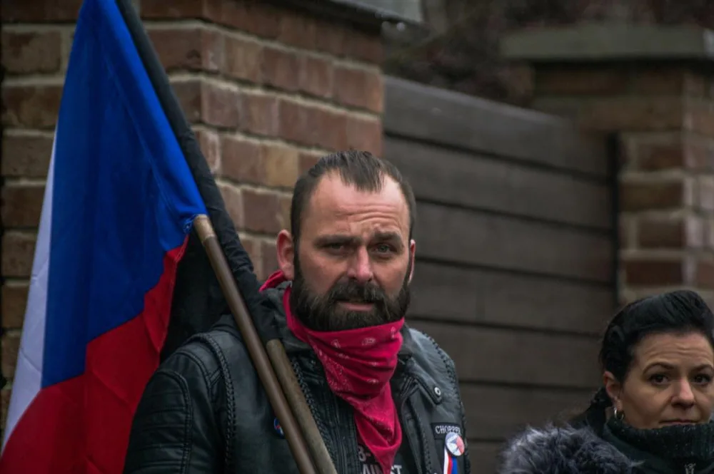 Ivo Osovský protestovalo proti vládním opatřením i před domem Andreje Babiše