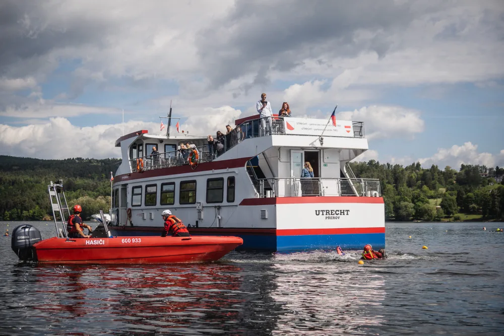 Hořící loď na přehradě. Hasiči v Brně trénovali záchranu pasažérů