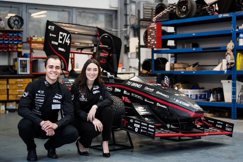 Na univerzitě v Brně navrhli elektrickou formuli. Tým studentů vede žena