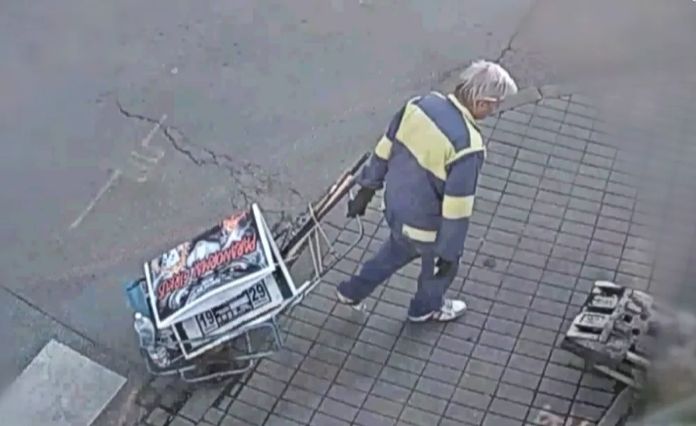 V Brně řádil nepřítel cirkusu. Očesal stovky reklamních cedulí a odvezl si je na kárce
