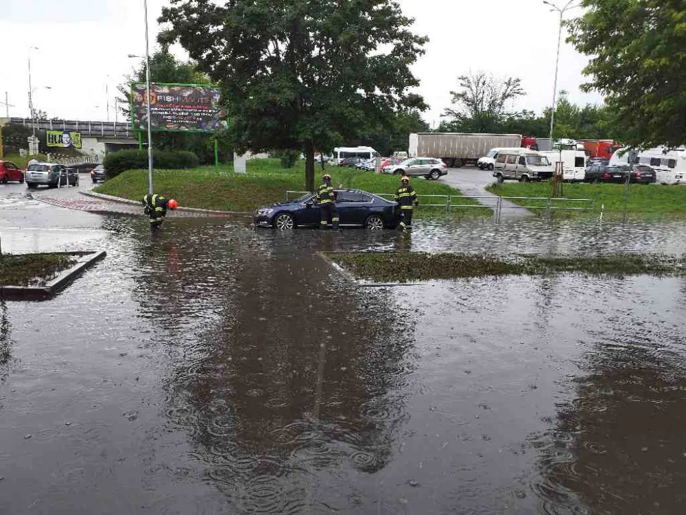 Brno trápí zatopená silnice. U dopravní tepny je hluboká laguna