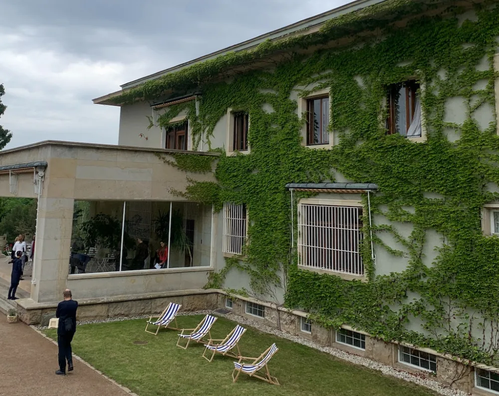 Z bývalé kuchyně brněnské vily Stiassni je kavárna. Vzdává hold první republice i slavnému architektovi.