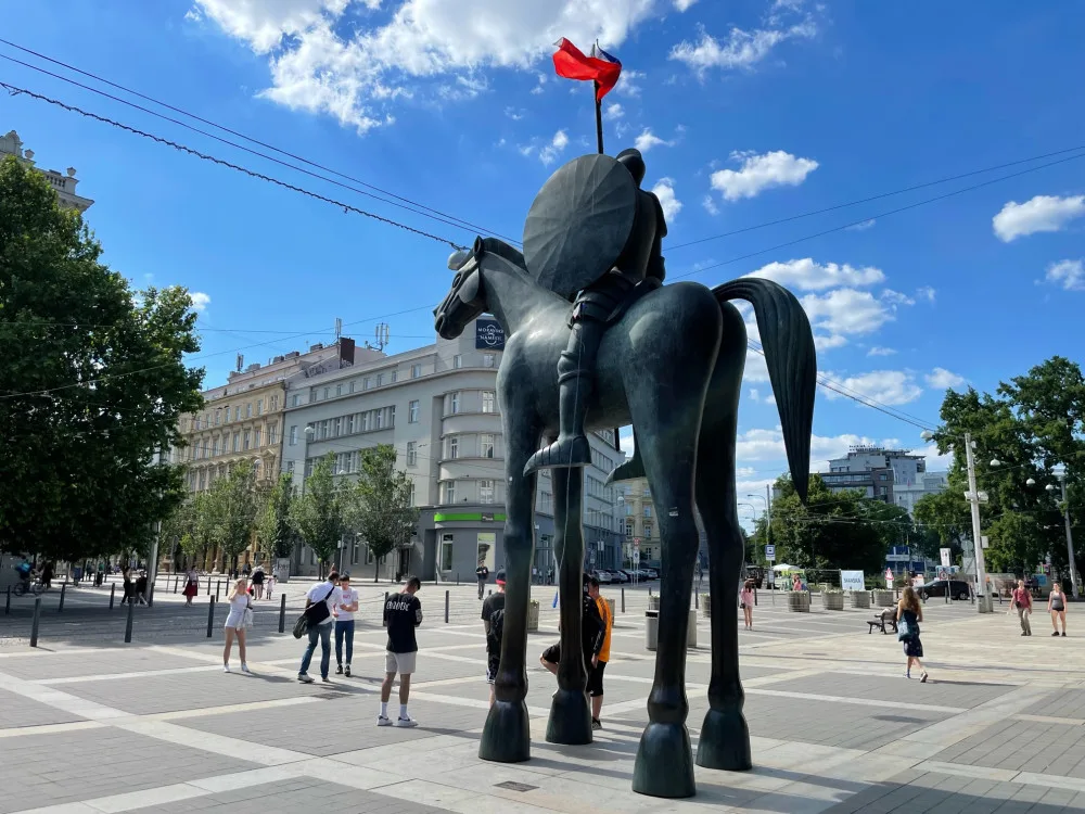 V Brně napadli sochu markraběte Jošta. Strhli mu ze štítu ukrajinskou vlajku