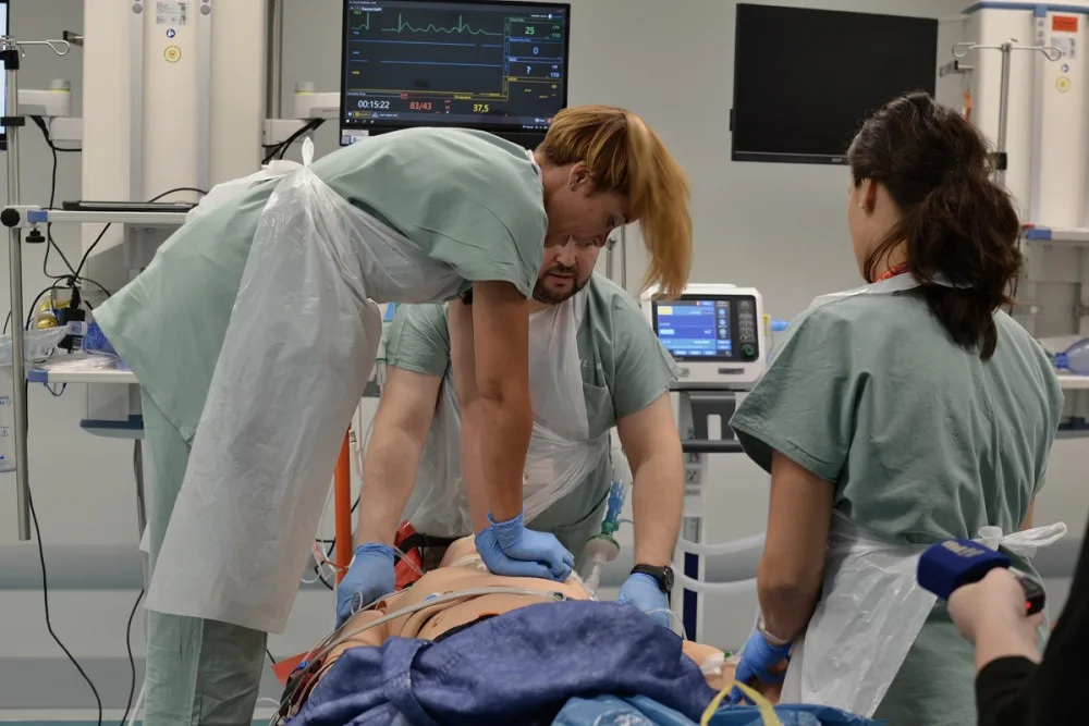Studenti v Brně mají nemocnici bez pacientů. Porody i operace se učí na simulátorech