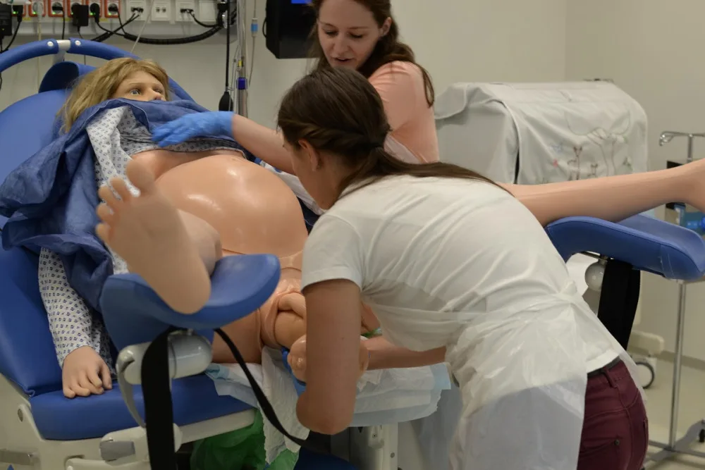 Studenti v Brně mají nemocnici bez pacientů. Učí se na simulátorech