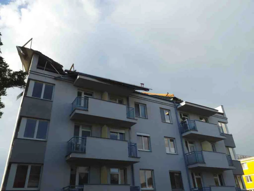 Bouřka na jihu Moravy lámala stromy a utrhla střechu