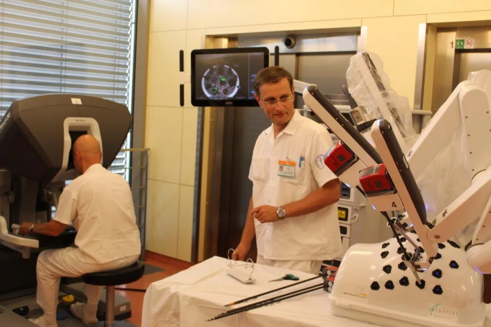 Robot Da Vinci v Masarykově onkologickém ústavu na brněnském Žlutém kopci