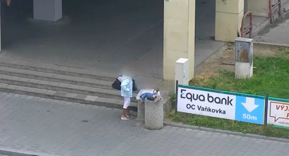 Čiperná důchodkyně z Brna okradla ženu, která spala na odpadkovém koši