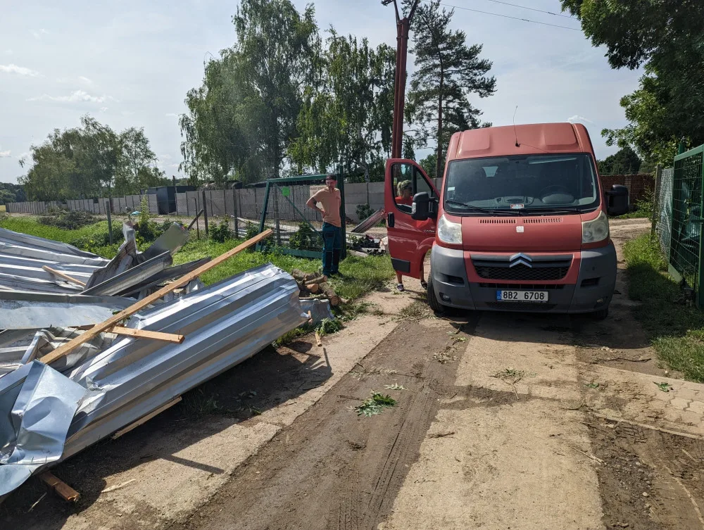Tornádo v Lanžhotě způsobilo škody za miliony korun. Pomáhají řemeslníci i charita