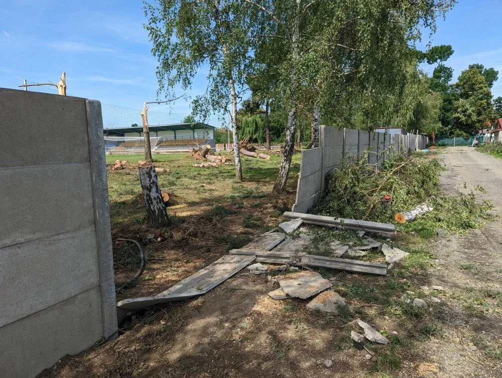 Tornádo v Lanžhotě způsobilo škody za miliony korun. Pomáhají řemeslníci i charita