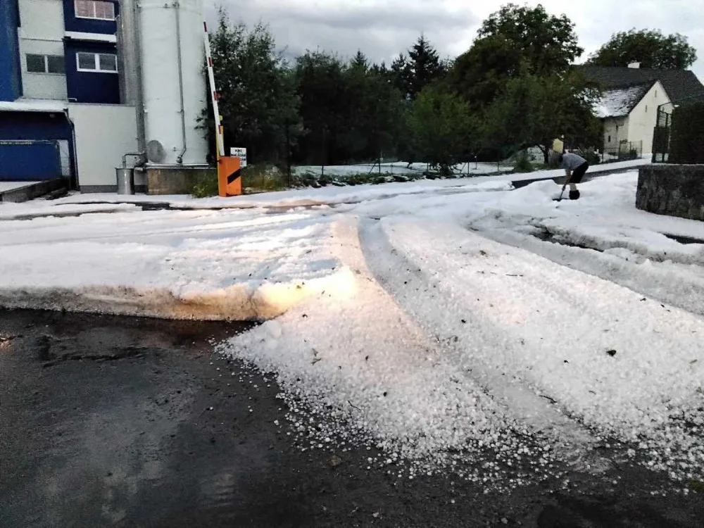 Silnice v Olešnici zasypaly kroupy, vozovka je neprůjezdná