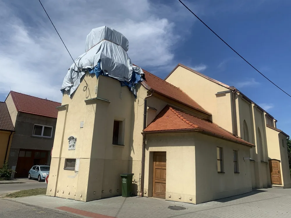 Tornádem poničený kostel v Hruškách