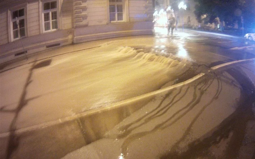 Centrum Brna zaplavila voda z prasklého potrubí Brna.