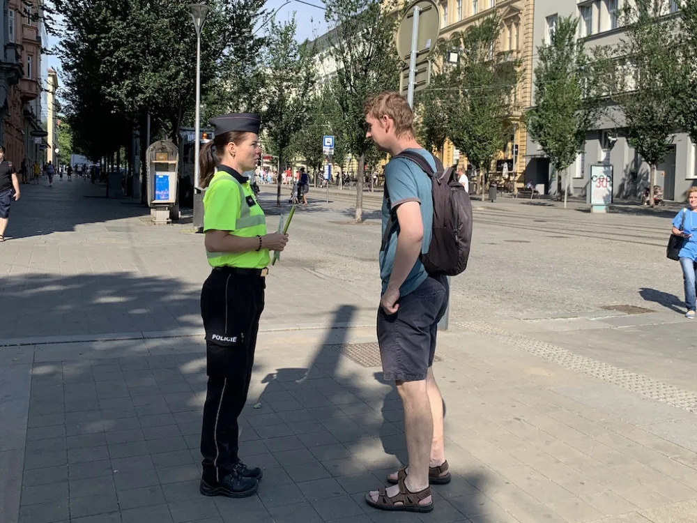 Poslech písničky za nehodu nestojí. Strážníci si počíhali na nepozorné chodce