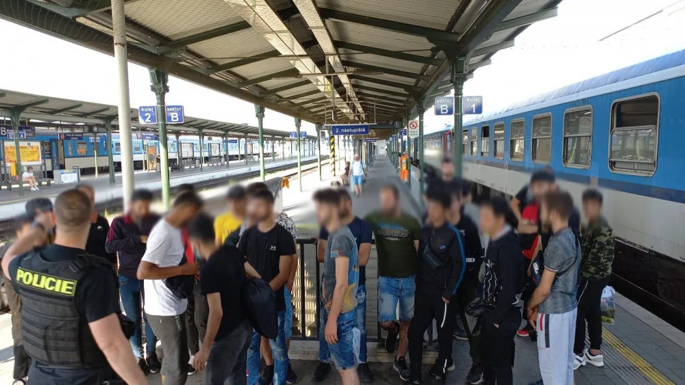 Početná skupinka migrantů dorazila na brněnské nádraží. Přivítali je policisté