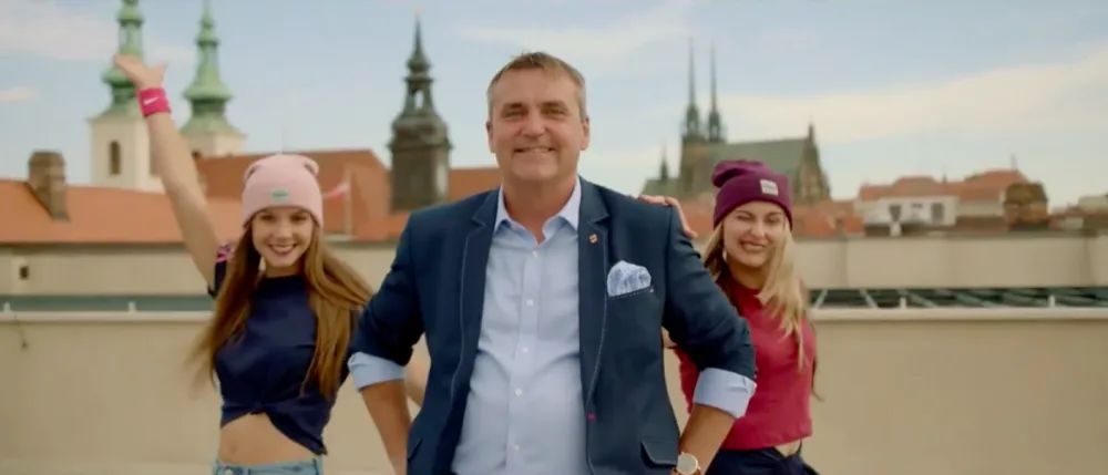 Petr Vokřál kandidoval v komunálních volbách v roce 2018. Upozornil na sebe předvolební rapovou písní