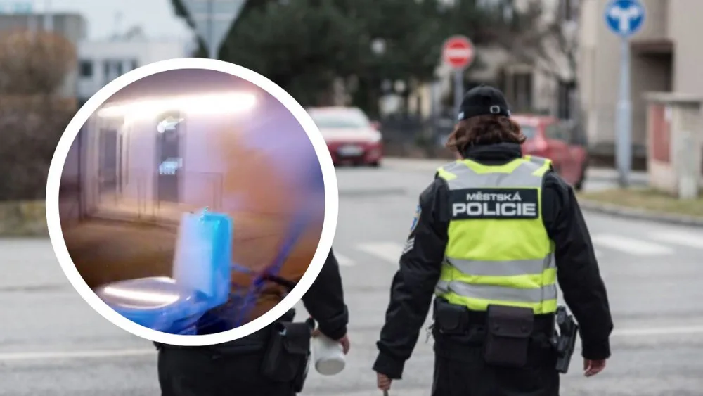 Centrem Brna svištěl cyklista se záchodovou mísou
