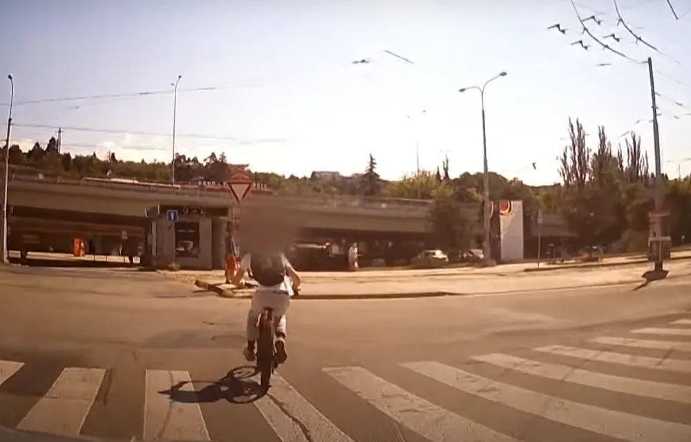 Zdrogovaný zloděj v Brně ujížděl před policisty na kole. Našli ho v potoce