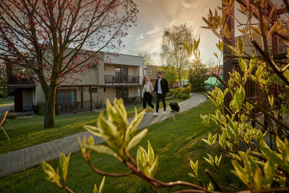 Aqualand Inn: Užijte si komfort v srdci malebné Pálavy Pěkně rozmazlovat vás tady budou už od rána, kdy vás z postele vytáhne vůně lahodné snídaně. Ta se každé ráno podává v hotelovém Lobby baru. A věřte, že nebudete vědět, co ochutnat jako první. Po vyda