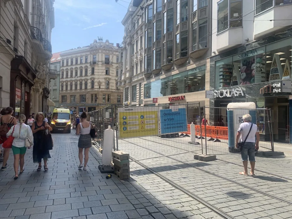 Brňany trápí rozkopaná pěší zóna. Dělníci vyměňují koleje a dlažbu, kterou zničila auta